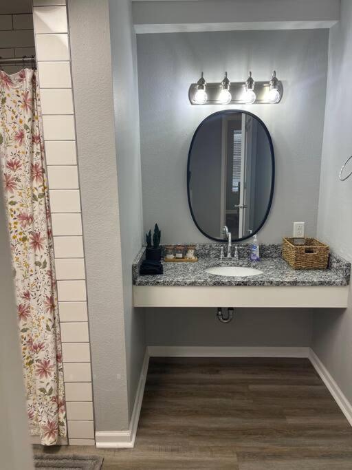 The Bernice - 2 Bedroom Apt In Quilt Town, Usa Hamilton Εξωτερικό φωτογραφία